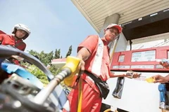 Một điểm bán xăng dầu ở Indonesia. (Nguồn: gulfnews.com)