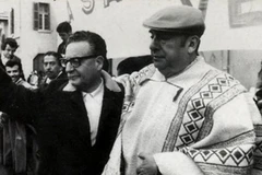 Nhà thơ Pablo Neruda (người đội mũ) cùng Tổng thống Salvador Allende Nguồn: Quốc hội Chile)