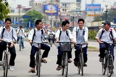 Học sinh đi dàn hàng năm. (Nguồn: VNE)