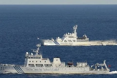 Tàu tuần duyên Nhật (trên) bám theo tàu hải giám 51 của Trung Quốc trên vùng biển gần quần đảo Senkaku/Điếu Ngư ngày 14/9. (Nguồn: Reuters)