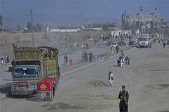 Một cảnh sát gác gần biên giới Pakistan-Afghanistan ngày 28/11/2011. (Nguồn: Reuters)