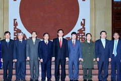 Thủ tướng Nguyễn Tấn Dũng và lãnh đạo chủ chốt tỉnh Ninh Bình. (Ảnh: Đức Tám/TTXVN)