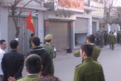 Lực lượng chức năng làm việc tại số nhà 122 đường Nguyễn Văn Hới, phường Cát Bi, quận Hải An, Hải Phòng. (Ảnh: Văn Đức/Vietnam+)