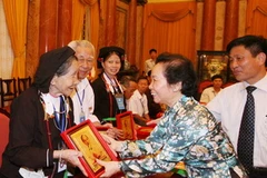 Phó Chủ tịch nước Nguyễn Thị Doan tặng quà cho các đại biểu. (Ảnh: Thống Nhất/TTXVN)