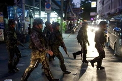 Binh sĩ Thái Lan tuần tra trên các đường phố quanh khu vực biểu tình của phe "áo đỏ" ở Bangkok. (Ảnh: AFP/TTXVN). 