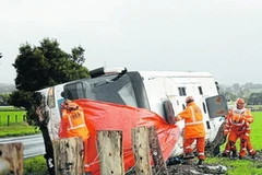 Chiếc xe bị lật nghiêng tại hiện trường. (Ảnh: Internet).