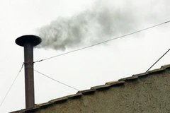 Khói đen bốc lên trên mái Nhà nguyện Sistine báo hiệu tân giáo hoàng vẫn chưa được bầu ra trong Mật nghị Hồng y vào tháng 4.2005, sau khi Giáo hoàng John Paul II băng hà. (Nguồn: AFP) 