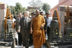 Chủ tịch Quốc hội Nguyễn Phú Trọng thăm Đại Bảo tháp. (Ảnh: Trí Dũng/TTXVN). 