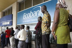 Xếp hàng chờ rút tiền tại một ngân hàng ở Cote d'Ivoire. (Ảnh minh họa: Internet)