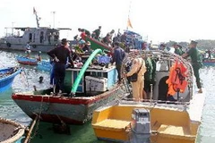 Bảo vệ khu vực mới phát hiện ra tàu cổ. (Ảnh: Thanh Long/TTXVN)