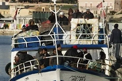 Thuyền chở những người nhập cư từ Tunisia cập cảng Lampedusa, Italy. (Ảnh: AFP/TTXVN)