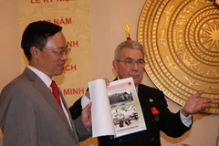 Nhà báo Hellmut Kapfenberger giới thiệu cuốn sách "Hồ Chí Minh - Một biên niên sử". (Ảnh: Văn Long/Vietnam+).