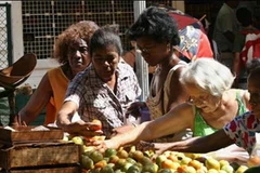 Người dân mua hàng tại Cuba. (Ảnh minh họa: Internet)