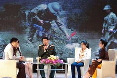 Giao lưu với một khách mời. (Ảnh: Minh Đức/TTXVN)