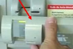 Tội phạm gắn một khung giả lên bộ đọc thẻ của cây ATM. (Ảnh: Internet).