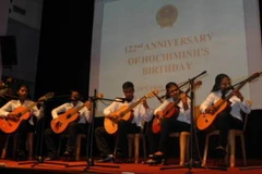 Tiết mục văn nghệ tại lễ kỷ niệm. (Ảnh: Minh Lý/Vietnam+)