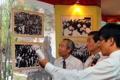 Các lãnh đạo tham quan triển lãm cuộc đời sự nghiệp của Luật sư, Chủ tịch Nguyễn Hữu Thọ. (Ảnh: Thanh Vũ/TTXVN).