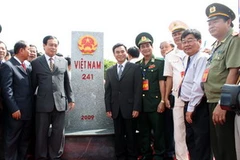 Lãnh đạo tỉnh An Giang và tỉnh Kandal khánh thành cột mốc 241. (Ảnh: Vương Thoại Trung/TTXVN).