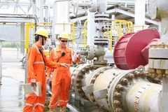 Công nhân kiểm tra hệ thống đường ống dẫn khí ở hệ thống khí Nam Côn Sơn. (Ảnh: Hà Thái/TTXVN)