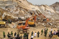 Lực lượng cứu hộ tại hiện trường. (Ảnh: Nguyễn Văn Nhật/TTXVN)