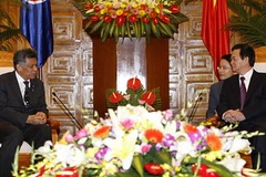 Thủ tướng Nguyễn Tấn Dũng tiếp Tổng Thư ký ASEAN Pitsuwan. (Ảnh: Đức Tám/TTXVN).