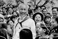 Bác Hồ với thiếu nhi. (Nguồn: Internet)