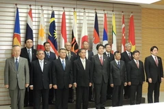 Thủ tướng Nhật Bản Shinzo Abe cùng đại diện các nước tham dự Hội nghị quốc phòng ASEAN-Nhật Bản cấp thứ trưởng lần thứ 4. (Ảnh: Hữu Thắng/Vietnam+)