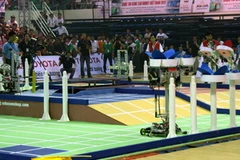 Chung kết cuộc thi sáng tạo Robocon Việt Nam 2011 giữa đội của Đại học Lạc Hồng và Đại học Công nghiệp Hà Nội. (Ảnh: Văn Sơn/TTXVN)