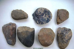 Công cụ đá của người nguyên thủy phát hiện tại Thẳm Thinh, thôn Chợ Lèng, xã Quảng Khê. (Nguồn: Báo Bắc Kạn)