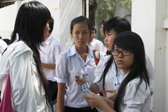 Học sinh trường Nguyễn Văn Trỗi, thành phố Nha Trang làm xong bài thi môn đầu tiên. (Ảnh: Quang Đức/Vietnam+)