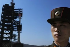 Một người lính Triều Tiên canh gác ở phía trước của một tên lửa Unha-3 tại Trung tâm không gian Tangachai-ri ngày 8/4/ vừa qua. (Nguồn: AFP)