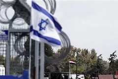 Một lá cờ của Israel gần lá cờ của Syria tại Cao nguyên Golan ngày 5/3/2013. (Nguồn: Reuters)