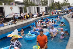 Các khu vui chơi có nước ở Thủ đô Seoul luôn chật kín người. (Ảnh: Anh Nguyên/Vietnam+)