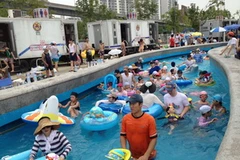 Các khu vui chơi có nước ở Thủ đô Seoul luôn chật kín người. (Ảnh: Anh Nguyên/Vietnam+)