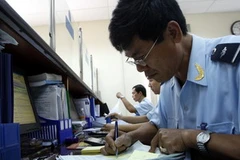Hoạt động nghiệp vụ của cán bộ Cục Hải quan Hà Nội. (Ảnh: Phạm Hậu/TTXVN). 