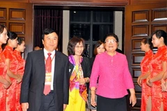 Ông Nguyễn Xuân Thắng và bà Cố Tú Liên (thứ ba, bên phải) - Hội trưởng Hội Trung Quốc-ASEAN dự lễ khai mạc. (Nguồn: QĐND)