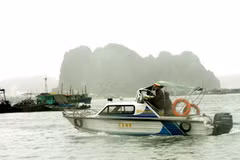 Phòng cảnh sát thủy Công an tỉnh Quảng Ninh gọi tàu thuyền về nơi trú ẩn phòng chống bão số 10. (Ảnh: Nguyễn Đán/TTXVN).