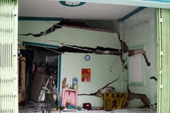 Bảy căn nhà bất ngờ bị sập đổ và sụt lún ở TP.HCM