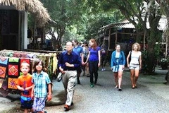 Du khách tham quan bản Lác, Hòa Bình. (Ảnh: Nguyễn Thủy/TTXVN)
