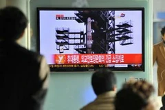 Theo dõi vụ phóng tên lửa qua truyền hình. (Nguồn: AFP)