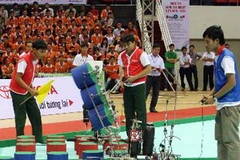 Các đội điều khiển Robot bằng tay với nhiệm vụ gắp các lá xốp đặt vào các điểm quy định. (Ảnh: Trần Lê Lâm/TTXVN)