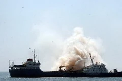 Tàu Cảnh sát biển Việt Nam tham gia chữa cháy trong buổi tập luyện với Cảnh sát biển Hàn Quốc. (Ảnh: Đoàn Mạnh Dương/TTXVN)