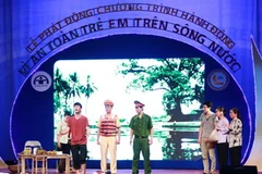 Một vở kịch nói về thực trạng trẻ em bị đuối nước diễn ra tại lễ phát động. (Ảnh: Doãn Tấn/TTXVN)