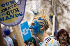 Tuần hành chống biến đổi khí hậu tại Anh. (Ảnh minh họa: AFP/TTXVN).