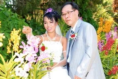 Cô dâu Thạch Thị Hồng Ngọc cùng chồng trong ngày cưới. (Ảnh: Internet).