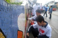 Đoàn viên thanh niên làm sạch Con đường gốm sứ. (Nguồn: doanthanhnien.vn)