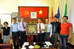 Đoàn Đảng ủy Khối các cơ quan Trung ương trao quà lưu niệm cho Đảng ủy Nước tại Italy. (Ảnh: Minh Đức/Vietnam+)