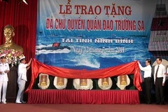 Trung tướng Nguyễn Văn Hiến trao đá chủ quyền cho lãnh đạo tỉnh Ninh Bình. (Ảnh: Nguyễn Văn Cảnh/Vietnam+)