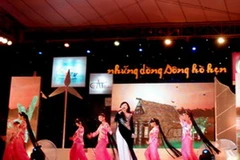 Một tiết mục trong chương trình văn nghệ “Những dòng sông hò hẹn.” (Ảnh: Internet)