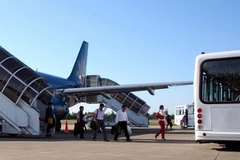 Máy bay chở khách hạ cánh ở Sân bay Phú Bài. (Ảnh: Quốc Việt/TTXVN)